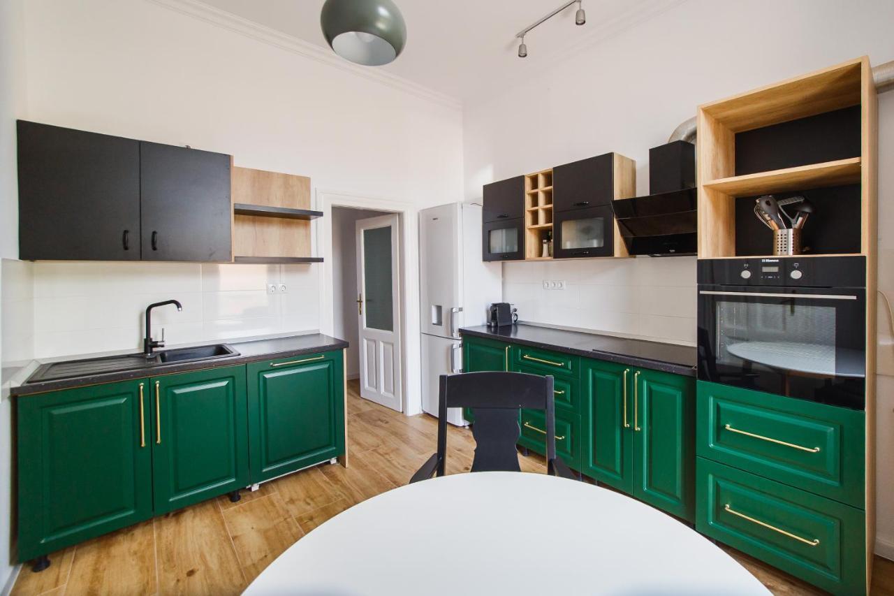 Spacious Riverviews Apartment Near Piata Unirii Oradea Exterior photo
