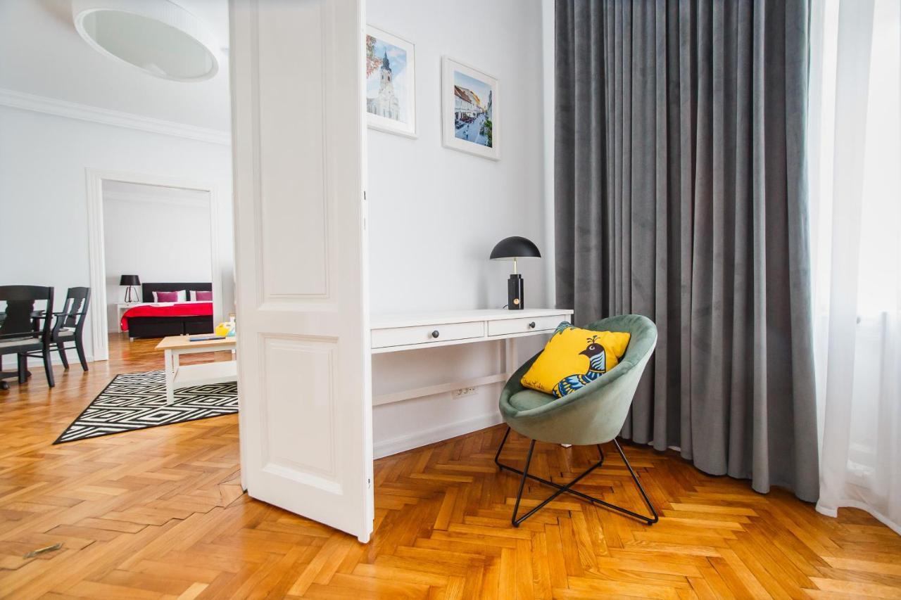 Spacious Riverviews Apartment Near Piata Unirii Oradea Exterior photo